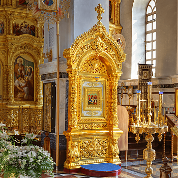 Заказать золотой киот напольный из дерева "Коренная Пустынь" для украшения православного храма