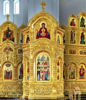 Киот напольный из дерева двухъярусный трехчастный, с позолотой. Заказать по цене производителя для украшения православного храма