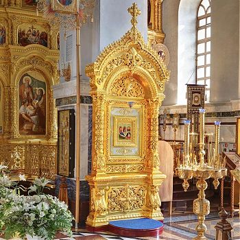 Заказать золотой киот напольный из дерева "Коренная Пустынь" для украшения православного храма