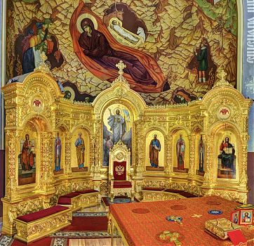 Оформление Горнего Места напольными киотами с золочением - заказать по цене производителя для украшения православного храма