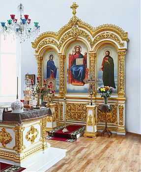 Киот напольный из дерева тройной на Горнее Место с позолотой (белая эмаль). Заказать по цене производителя для украшения православного храма