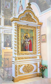 Киот напольный из дерева "Заказной" с круглой короной, с позолотой (белая эмаль). Заказать по цене производителя для украшения православного храма